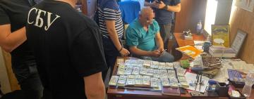 Вимагали гроші за надання безкоштовних послуг: в лікарні Одещини викрито корупційну схему